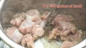 Fry the lamb in the fat until it is brown in color